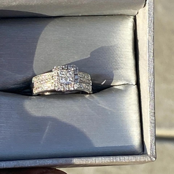 Size 6 1/2  engagement ring - Picture 1 of 3